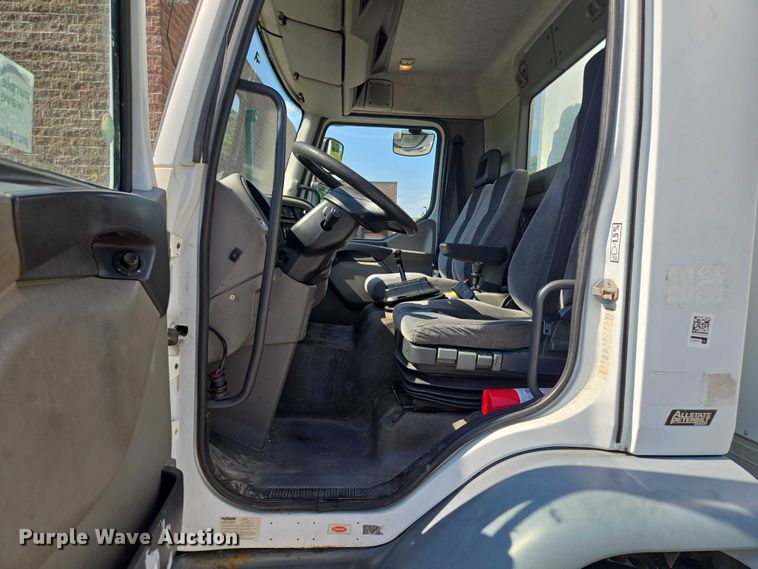 image for item EF1945 2014 Peterbilt 220 box truck