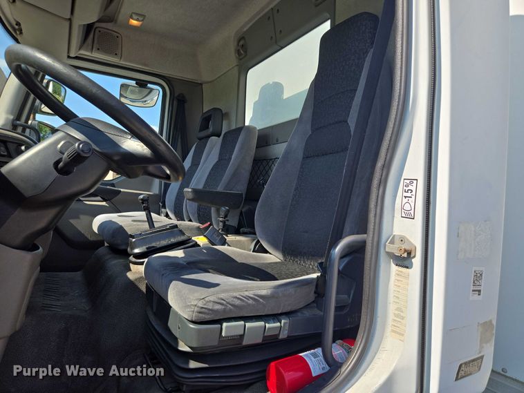 image for item EF1945 2014 Peterbilt 220 box truck