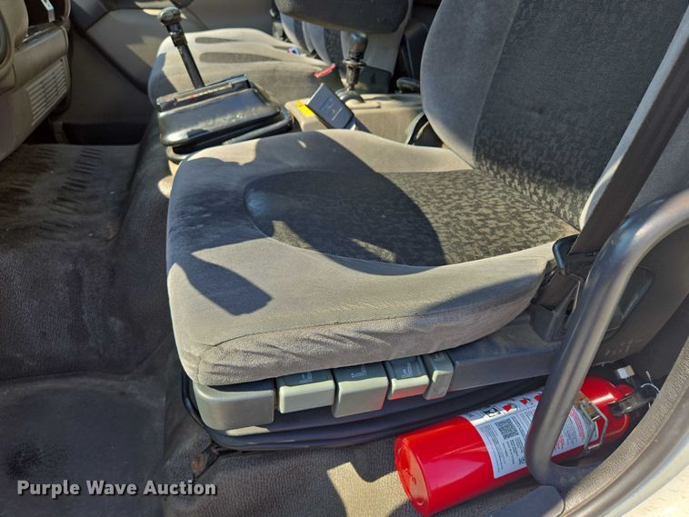 image for item EF1945 2014 Peterbilt 220 box truck