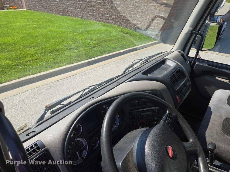 image for item EF1945 2014 Peterbilt 220 box truck