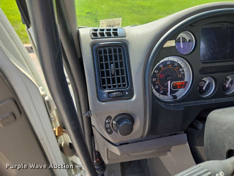 image for item EF1945 2014 Peterbilt 220 box truck