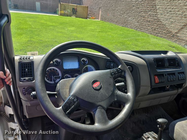 image for item EF1945 2014 Peterbilt 220 box truck