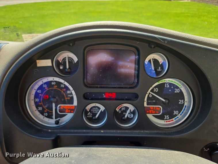 image for item EF1945 2014 Peterbilt 220 box truck