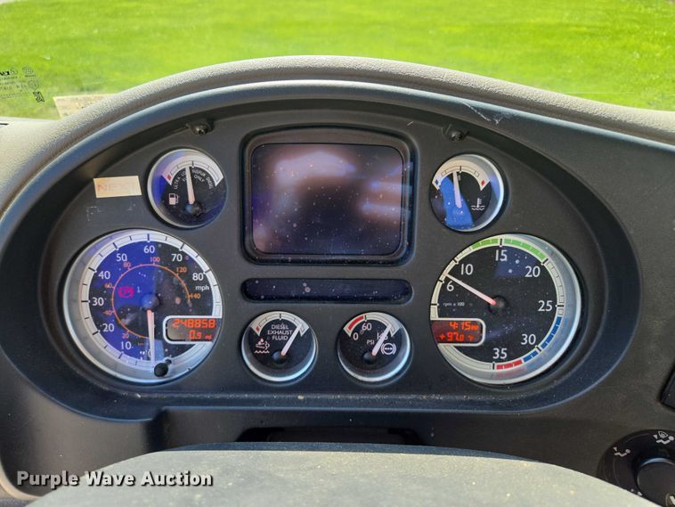 image for item EF1945 2014 Peterbilt 220 box truck