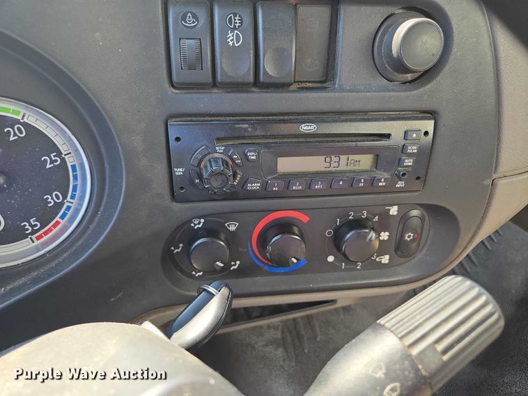 image for item EF1945 2014 Peterbilt 220 box truck