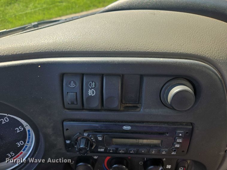 image for item EF1945 2014 Peterbilt 220 box truck