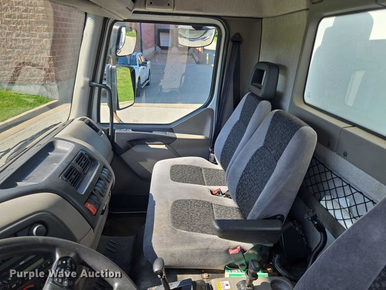 image for item EF1945 2014 Peterbilt 220 box truck