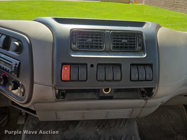 image for item EF1945 2014 Peterbilt 220 box truck