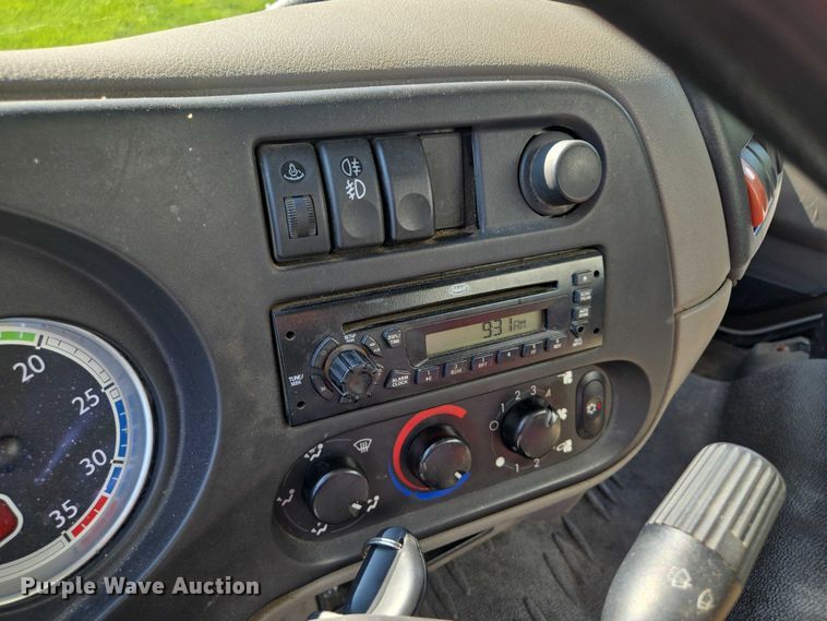 image for item EF1945 2014 Peterbilt 220 box truck