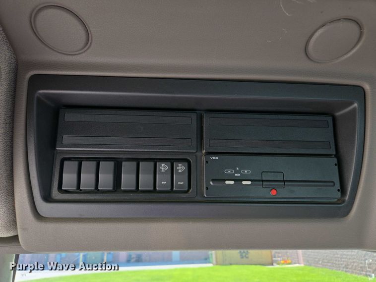 image for item EF1945 2014 Peterbilt 220 box truck