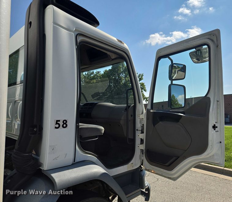 image for item EF1945 2014 Peterbilt 220 box truck