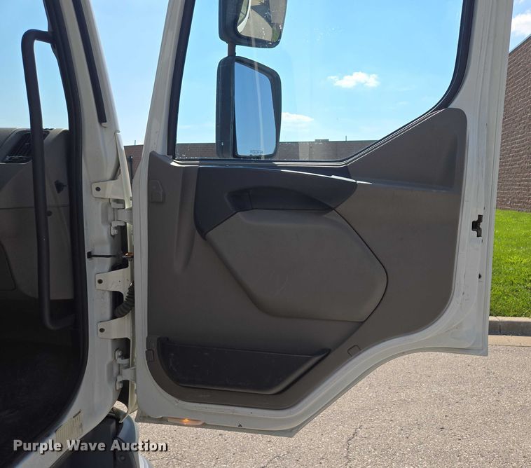 image for item EF1945 2014 Peterbilt 220 box truck