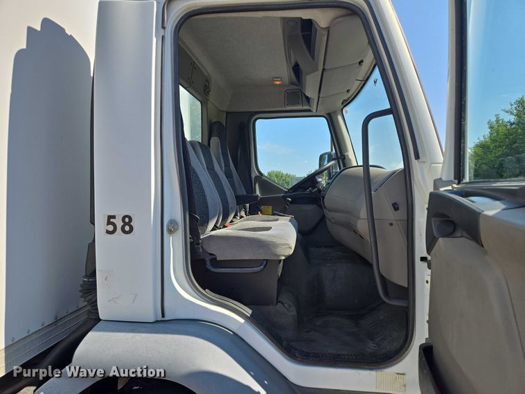 image for item EF1945 2014 Peterbilt 220 box truck