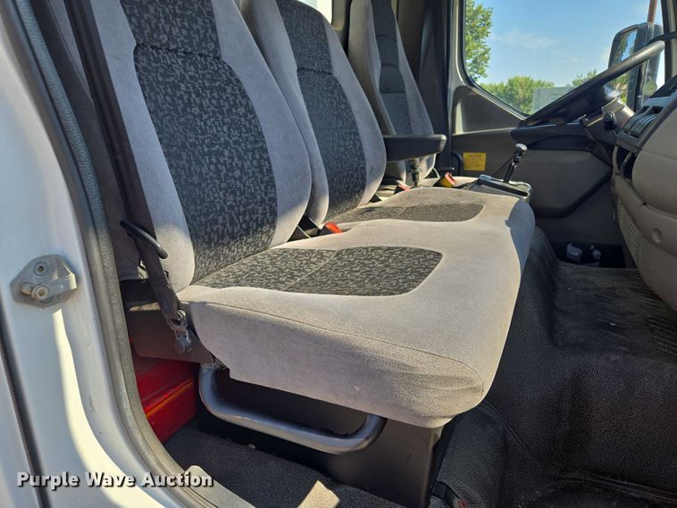 image for item EF1945 2014 Peterbilt 220 box truck