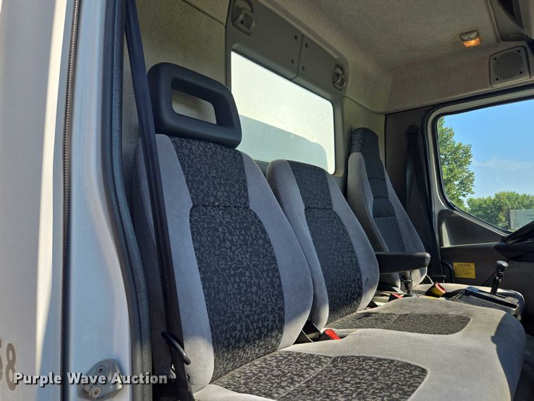 image for item EF1945 2014 Peterbilt 220 box truck