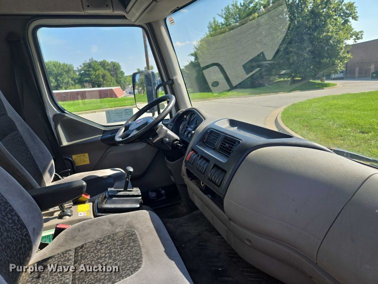 image for item EF1945 2014 Peterbilt 220 box truck