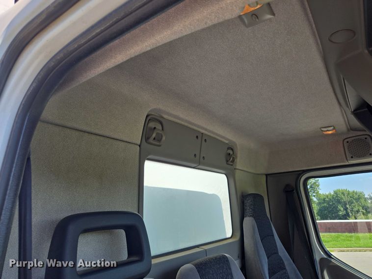 image for item EF1945 2014 Peterbilt 220 box truck