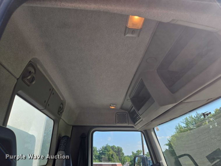 image for item EF1945 2014 Peterbilt 220 box truck