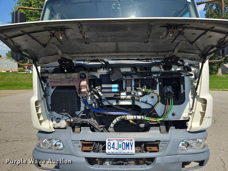 image for item EF1945 2014 Peterbilt 220 box truck