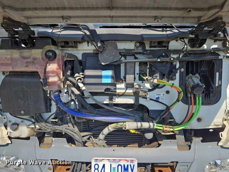 image for item EF1945 2014 Peterbilt 220 box truck