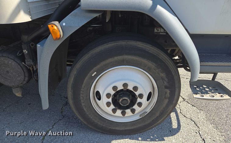 image for item EF1945 2014 Peterbilt 220 box truck