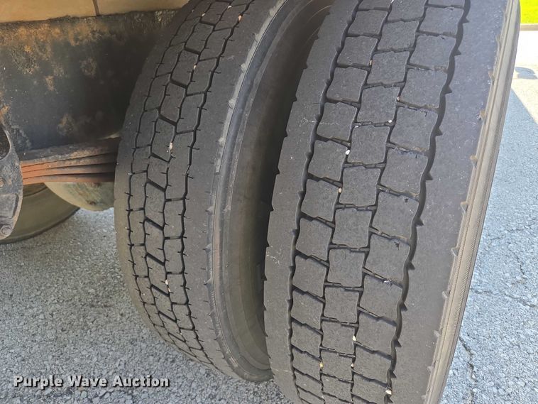 image for item EF1945 2014 Peterbilt 220 box truck