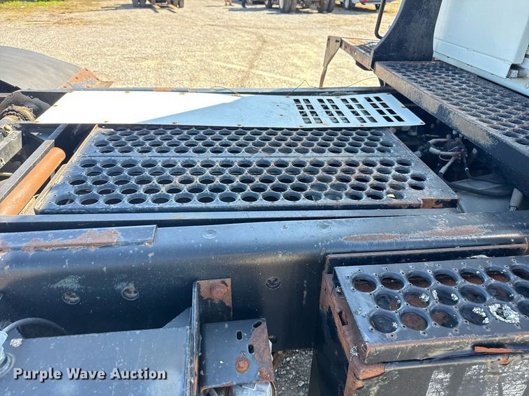 image for item EG5871 2004 Kalmar 30 yard truck