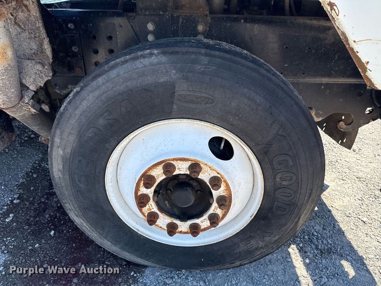 image for item EG5871 2004 Kalmar 30 yard truck