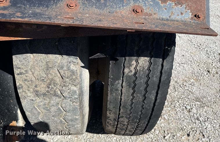 image for item EG5871 2004 Kalmar 30 yard truck