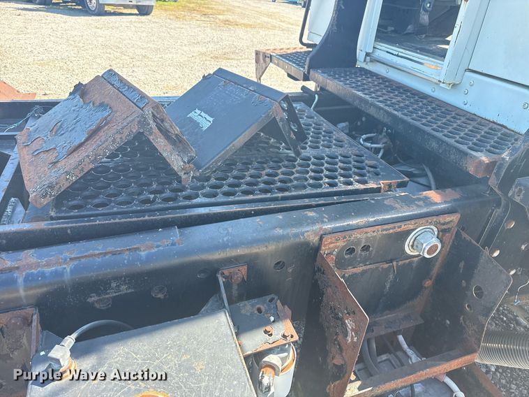 image for item EG5872 2004 Kalmar 30 yard truck