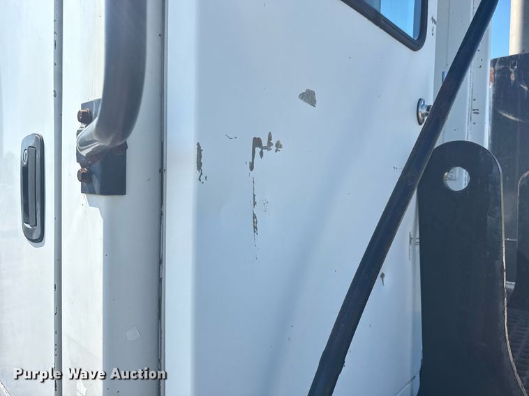 image for item EG5872 2004 Kalmar 30 yard truck