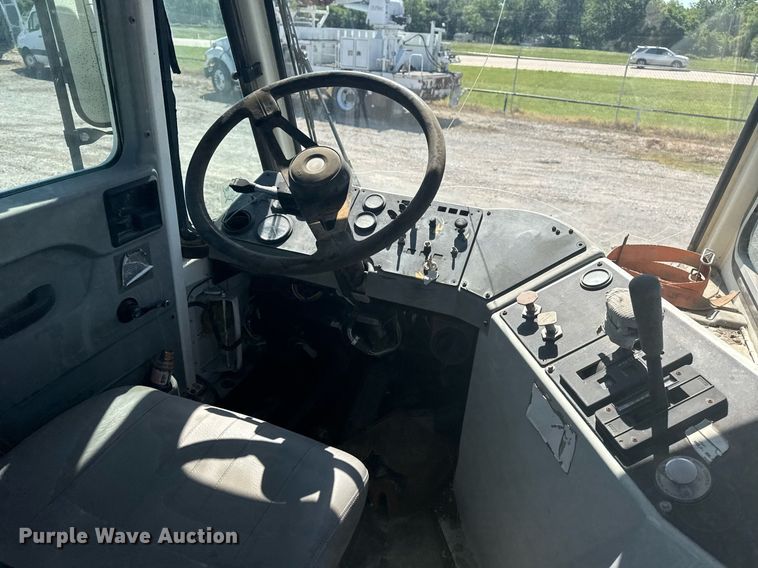 image for item EG5872 2004 Kalmar 30 yard truck