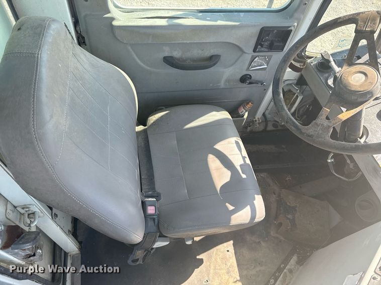 image for item EG5872 2004 Kalmar 30 yard truck