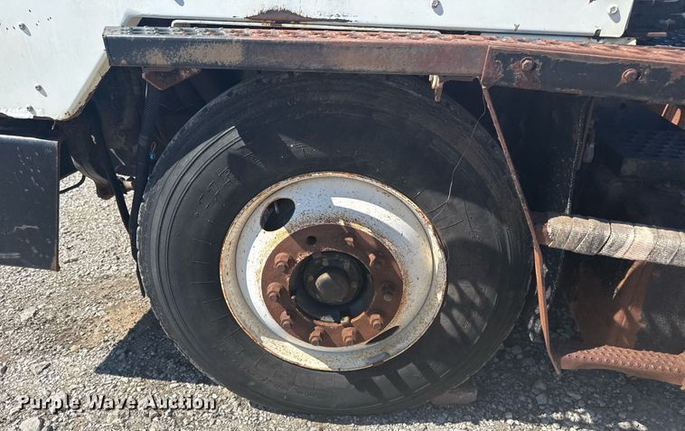 image for item EG5872 2004 Kalmar 30 yard truck