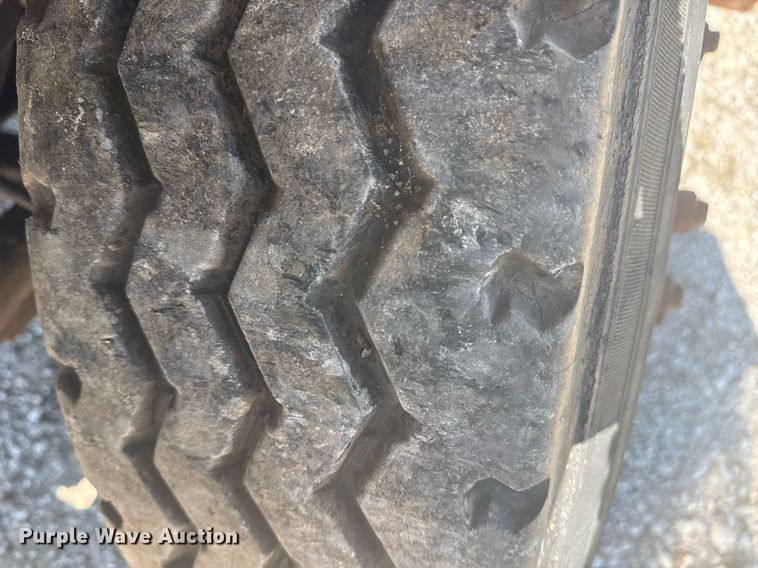 image for item EG5872 2004 Kalmar 30 yard truck