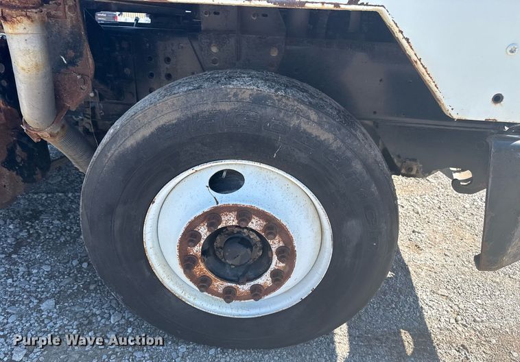 image for item EG5872 2004 Kalmar 30 yard truck