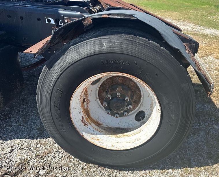 image for item EG5872 2004 Kalmar 30 yard truck