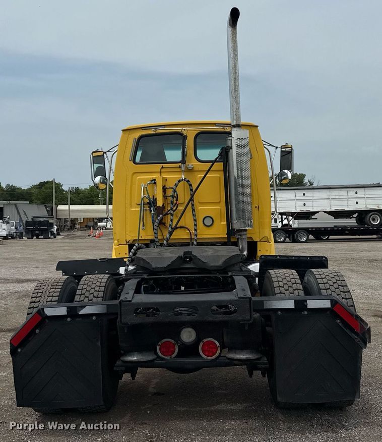 image for item EG6027 2007 Sterling A9500 Series semi truck