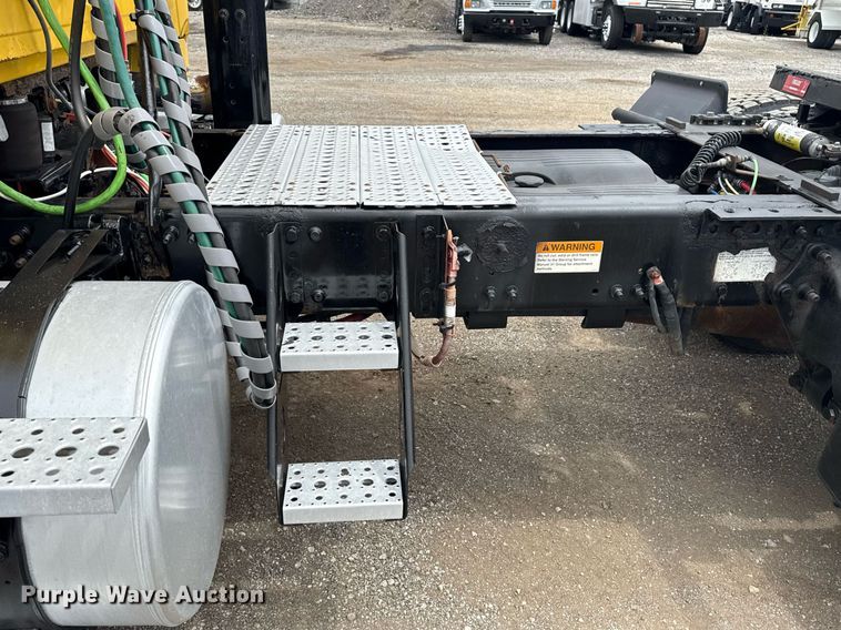 image for item EG6027 2007 Sterling A9500 Series semi truck