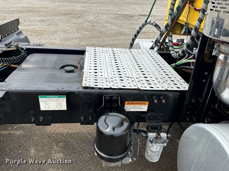 image for item EG6027 2007 Sterling A9500 Series semi truck