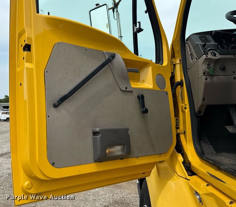 image for item EG6027 2007 Sterling A9500 Series semi truck