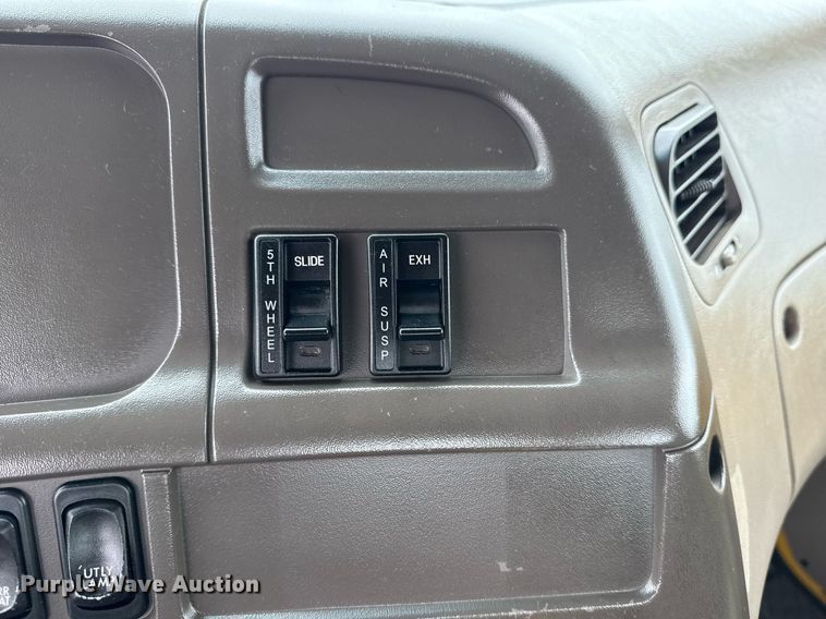 image for item EG6027 2007 Sterling A9500 Series semi truck