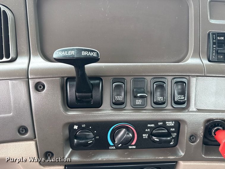 image for item EG6027 2007 Sterling A9500 Series semi truck