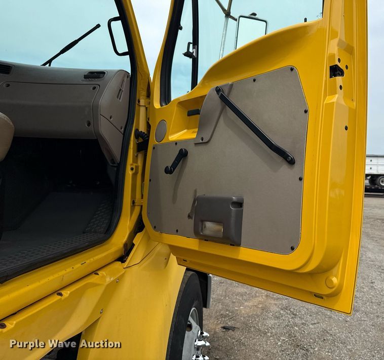 image for item EG6027 2007 Sterling A9500 Series semi truck