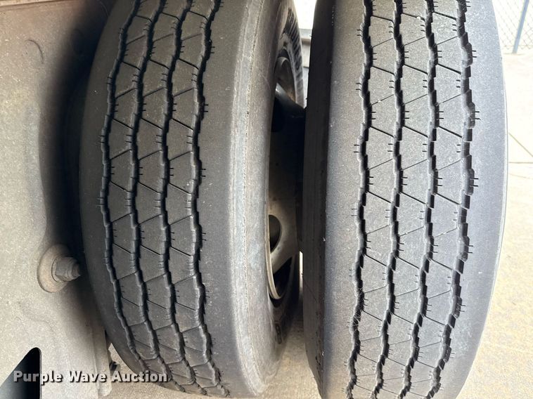 image for item EJ3733 2014 Vanguard VXP dry van trailer