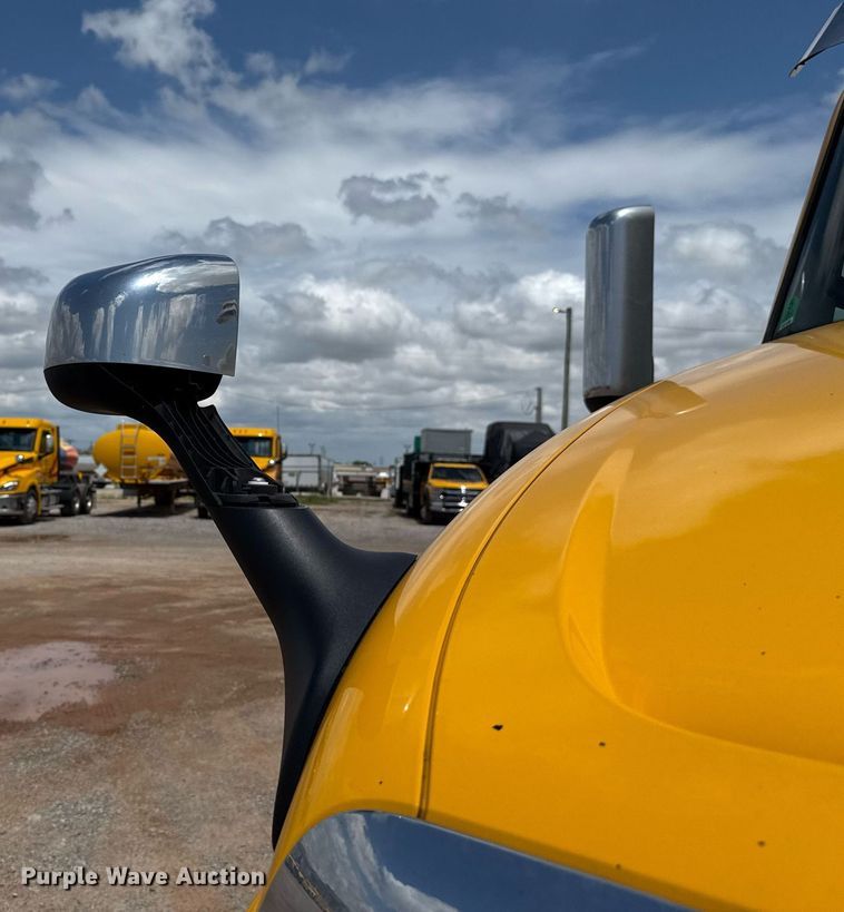 image for item EJ4831 2021 International LT625 semi truck