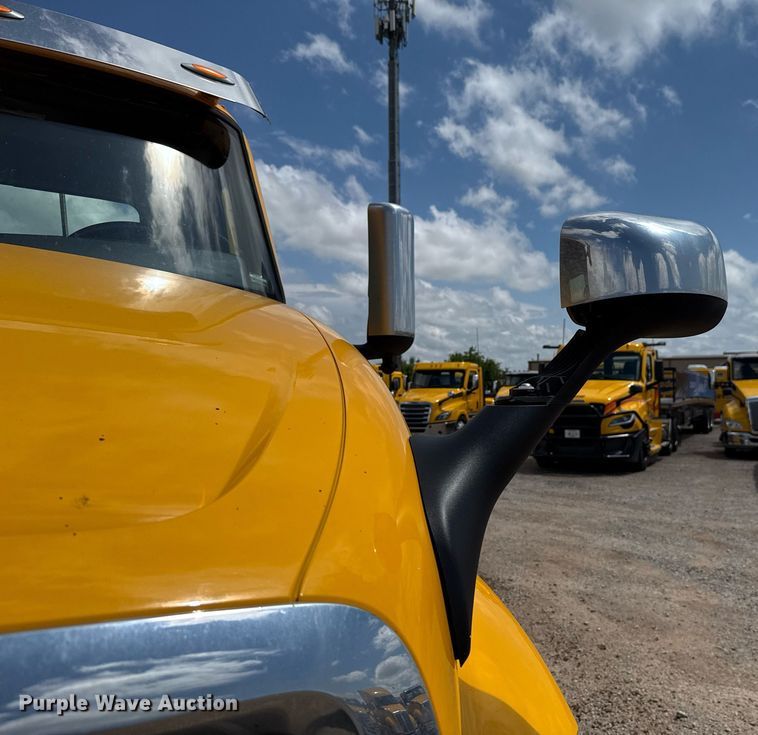 image for item EJ4831 2021 International LT625 semi truck