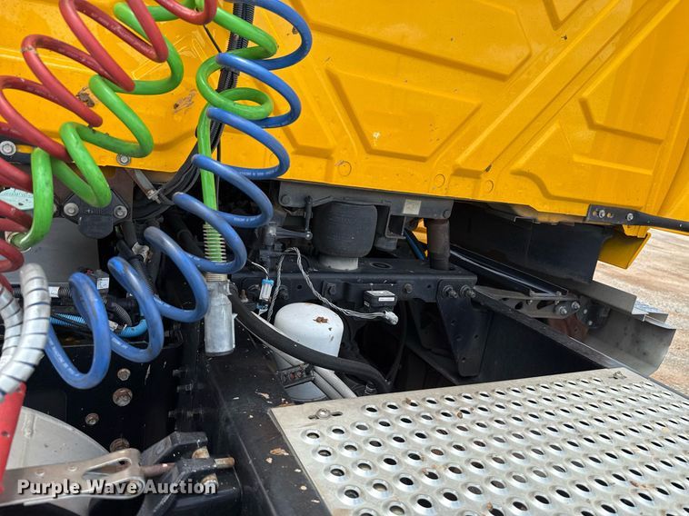 image for item EJ4831 2021 International LT625 semi truck