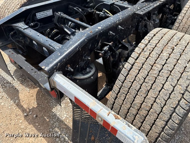 image for item EJ4831 2021 International LT625 semi truck