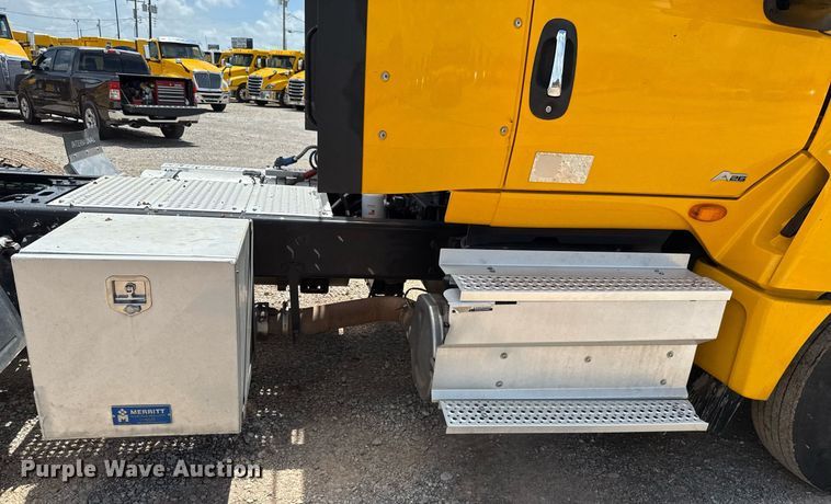 image for item EJ4831 2021 International LT625 semi truck